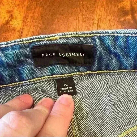 FREE ASSEMBLY WOMENs ROLLED CUFF JEAN SHORT SIZE 10 - Picture 4 of 4